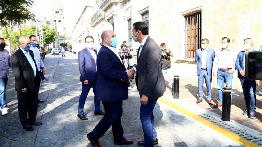 Enrique Alfaro entrega escrituras del inmueble del Congreso de Jalisco