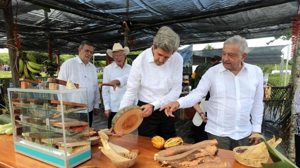 Andrés Manuel López Obrador y John Kerry en la presentacio´n del programa Sembrando Vida. Foto: Especial