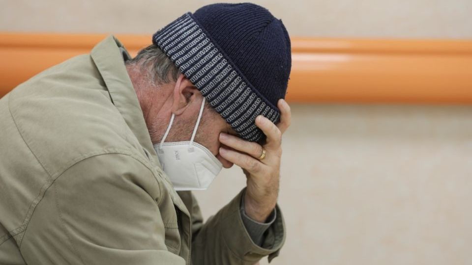 Paciente con Covid-19 cubrebocas mientras espera en el pasillo de hospital en Bucarest. Foto: Reuters