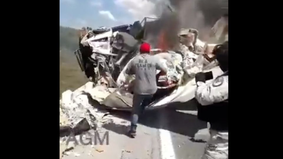 Los vehículos quedaron prensados en la carretera (Foto: Captura de pantalla)