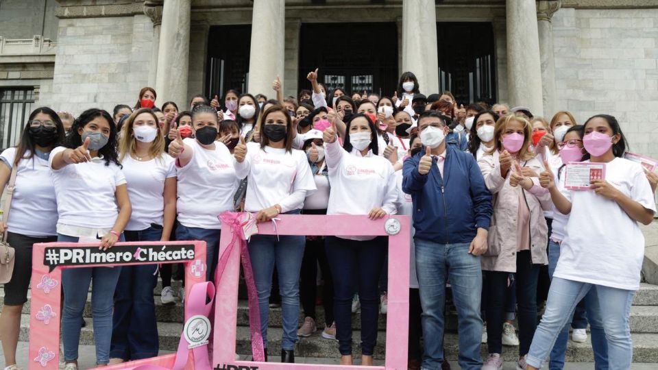 APOYO. Trabajadoras llaman a acudir a los servicios preventivos. Foto: Especial