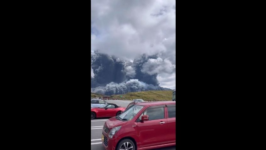 Volcán ASO en Japón hace erupción y provoca alerta en la isla | VIDEO