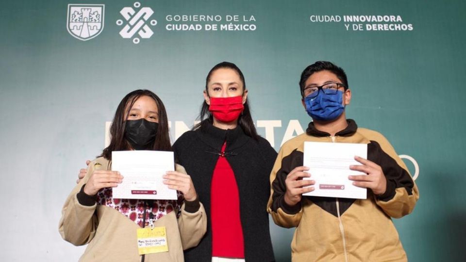 La jefa de Gobierno acudió a entregar los programas sociales a estudiantes de secundaria. Foto: Especial