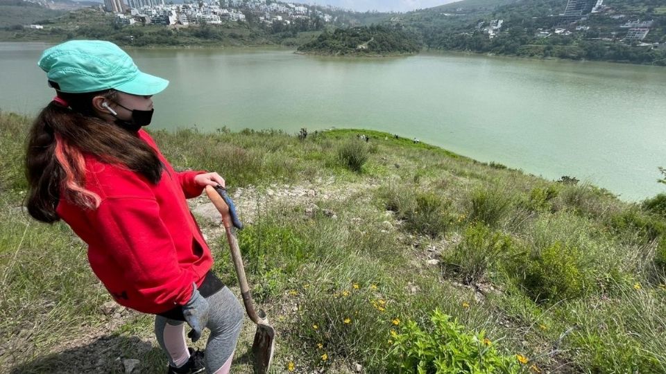 SIN DESCANSO. La joven de secundaria, con apoyo de organismos civiles y académicos, ha saneado la presa. Foto: Especial