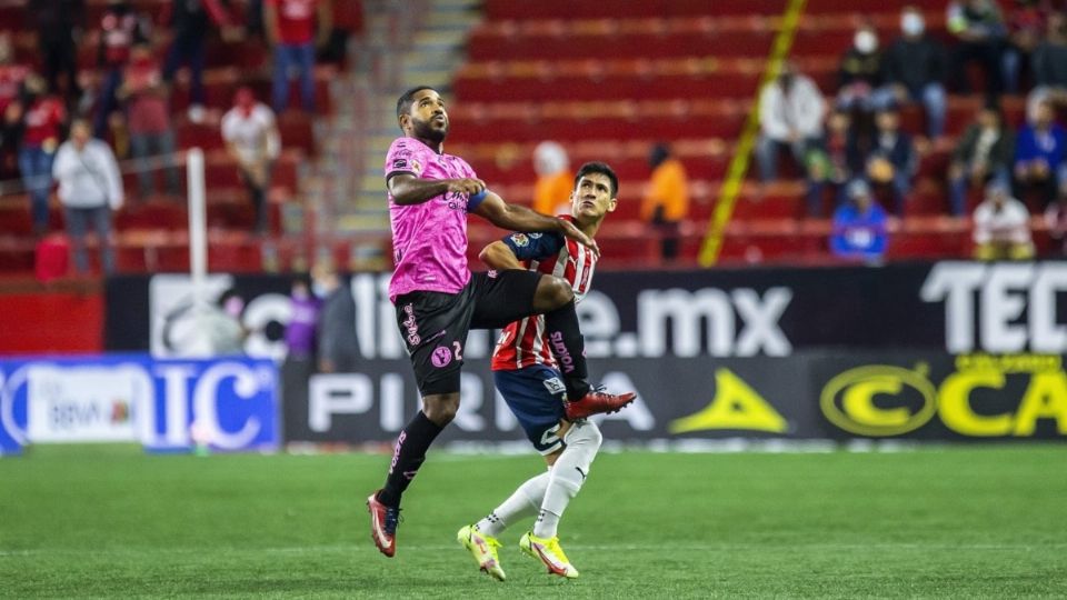 Xolos tuvo tiro libre que atajó a una mano el arquero Raúl Gudiño.