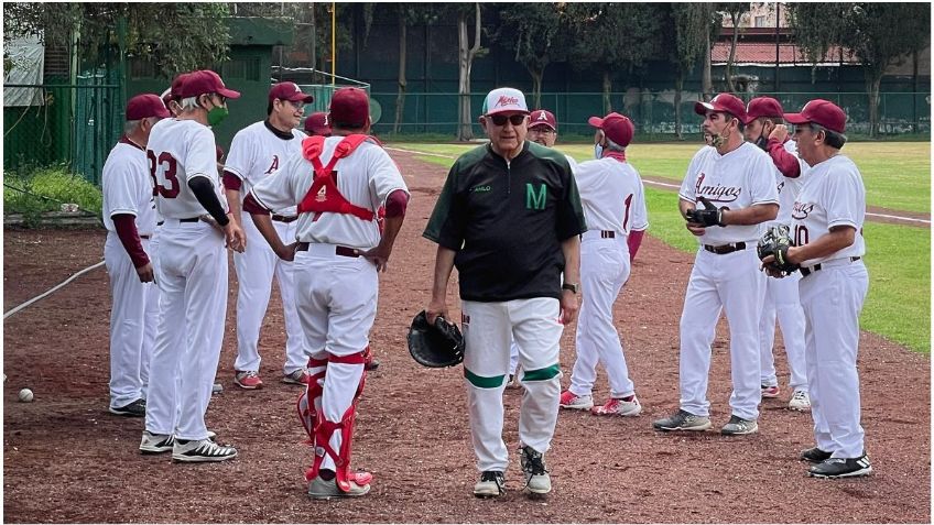 AMLO sufre desgarre en partido de béisbol y desea suerte a los Dodgers: "Anoté carrera" | VIDEO