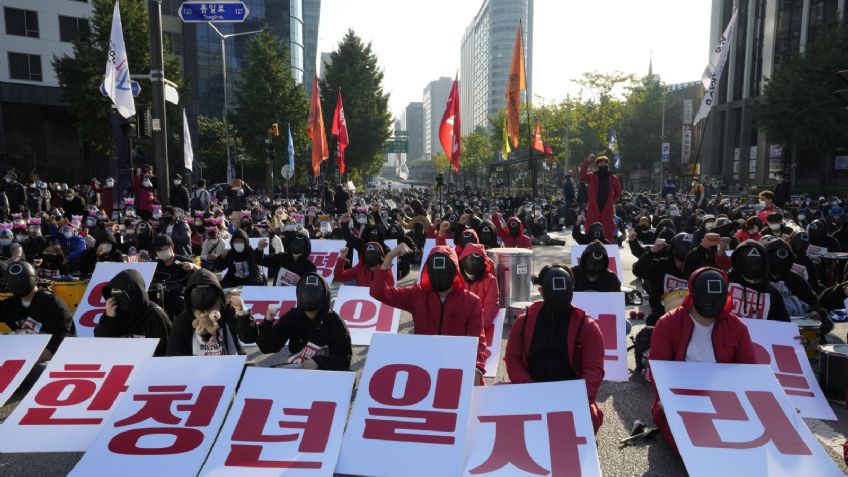 El Juego del Calamar: En Corea del Sur, trabajadores protestan vestidos como en la serie