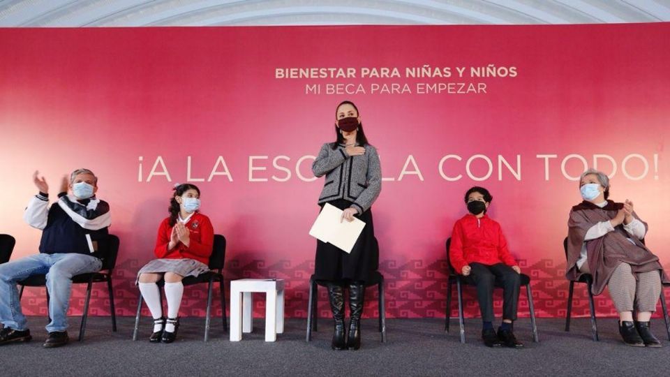 La jefa de Gobierno acudió a la alcaldía Álvaro Obregón para entregar apoyos a los estudiantes. Foto: Especial