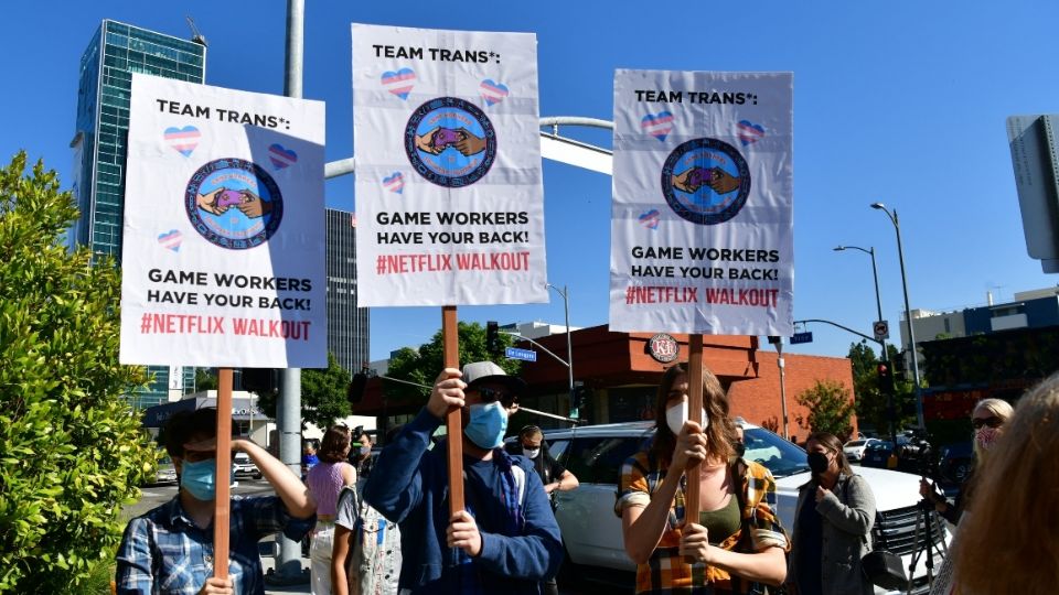 Los manifestantes solicitaron que se incluya una etiqueta de advertencia al programa The Closer (Foto: AFP)