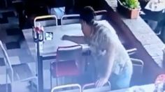 Captan a sujeto robando dinero de una cuenta en restaurante de Chapala | VIDEO