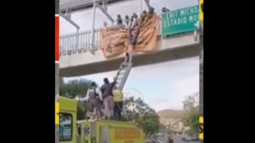 Morelia: Policías y bomberos rescatan a hombre que intentó aventarse de un puente | VIDEO