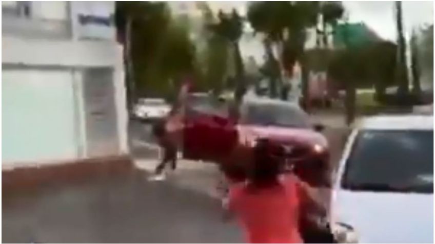 Naucalpan: dos mujeres son despojadas de su auto en segundos | VIDEO