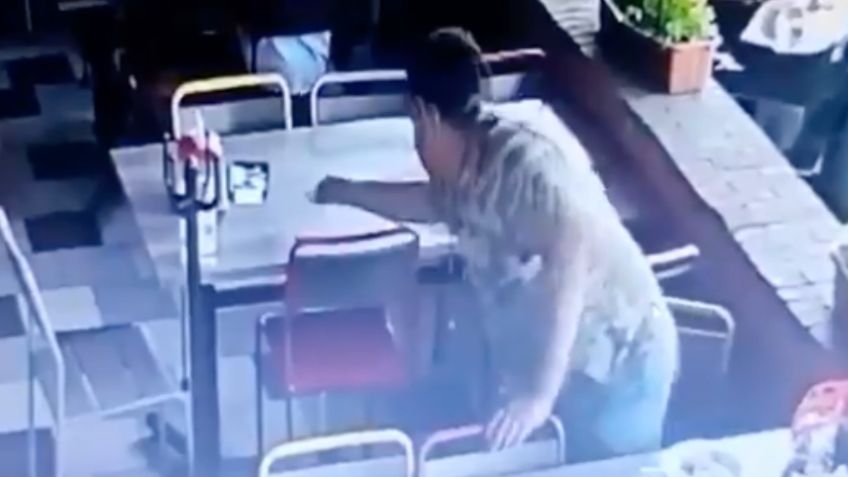 Captan a sujeto robando dinero de una cuenta en restaurante de Chapala | VIDEO