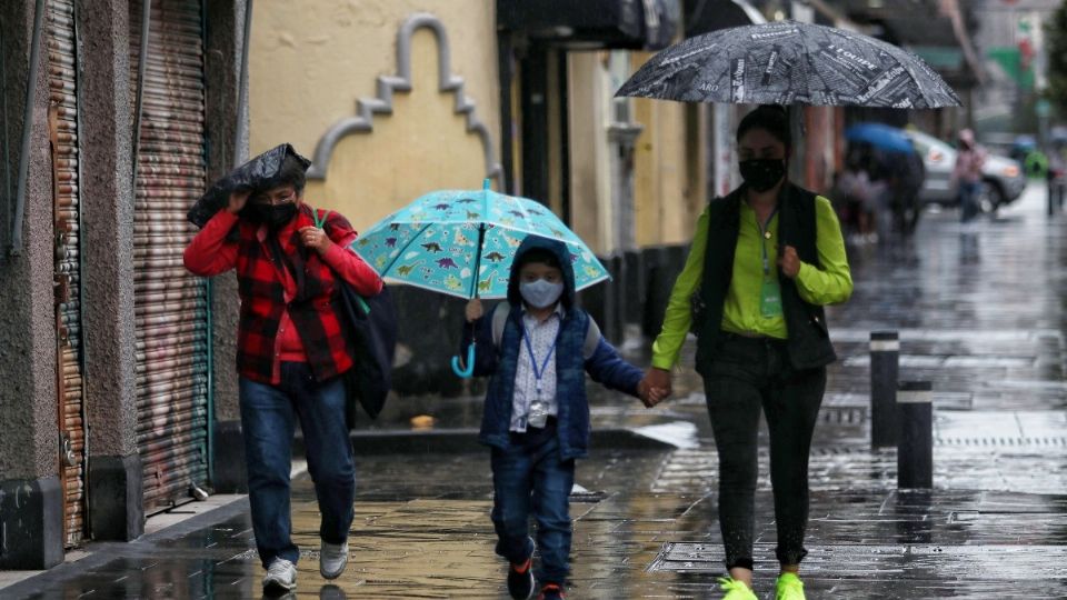 Se alistan para las posibles lluvias y descargas eléctricas