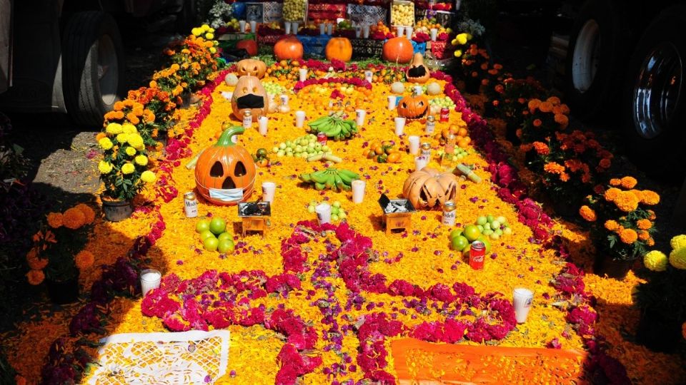 En el Día de Muertos, el altar de los difuntos es un punto central de la celebración con una percepción espiritual de ésta. Foto: Cuartoscuro