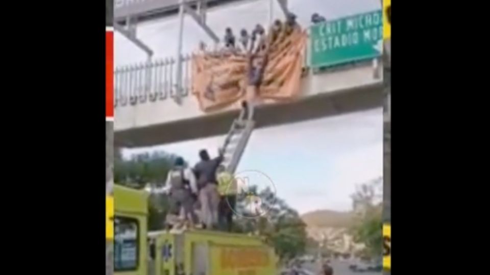 Policías ayudaron al sujeto que pendía de un puente (Foto: Captura de pantalla)