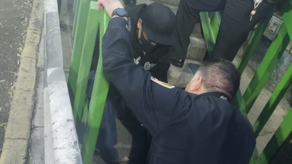 El joven fue auxiliado por elementos de seguridad de la capital (Foto: Twitter)