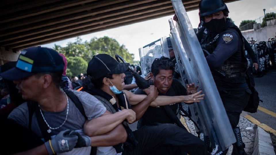 Militares no logran detener el avance de los migrantes que caminan hacia la CDMX. Foto: Cuartoscuro