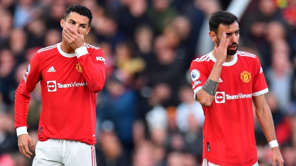 Cristiano Ronaldo y Bruno Fernandes reaccionan durante el partidoentre el Manchester United y el Liverpool FC. Foto: EFE