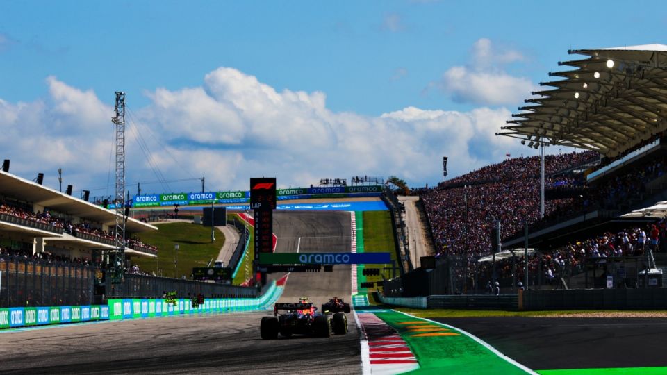 Ambos autos de Red Bull Racing en la recta del  Circuito de las Américas. Foto: Twitter Red Bull Racing