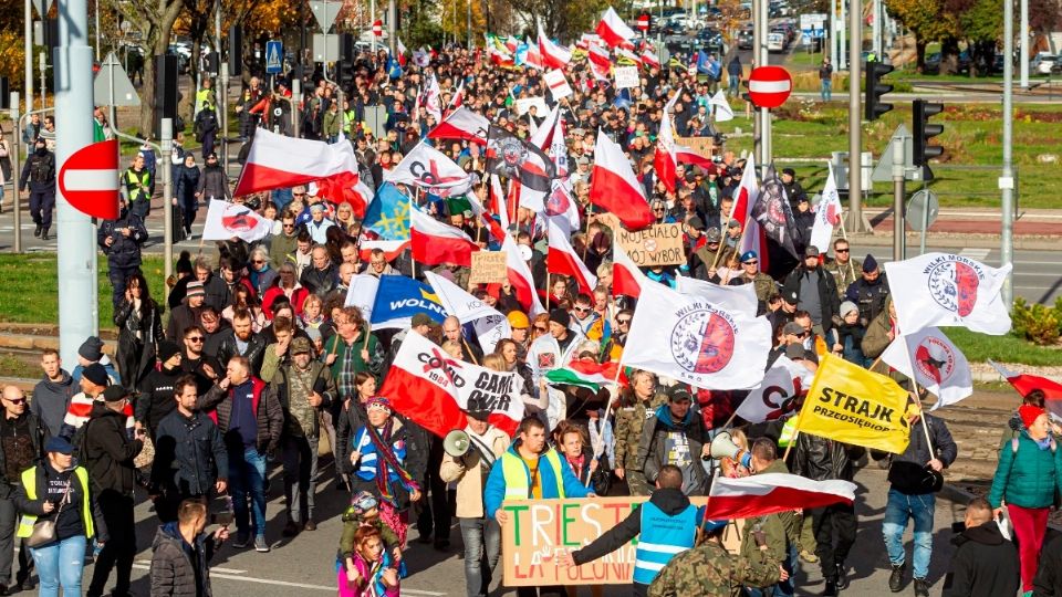 POLONIA. Miles de personas salieron a las calles para protestar contra la obligatoriedad de las vacunas contra el coronavirus. Foto: EFE