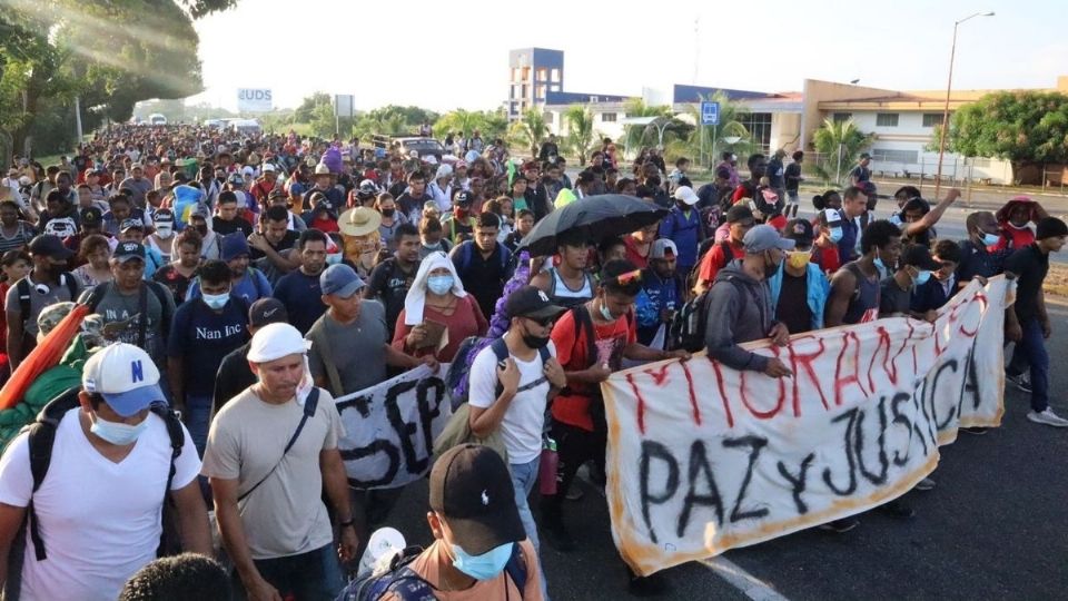 CAMINATA. Poco más de tres mil 500 personas se mueven de manera intermitente en su ruta. Foto: José Torres