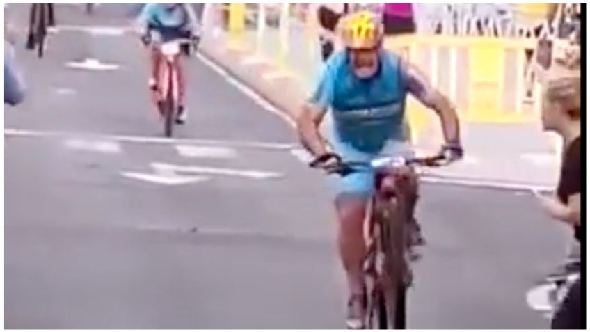 Ciclista termina noqueado por una aficionada imprudente | VIDEO