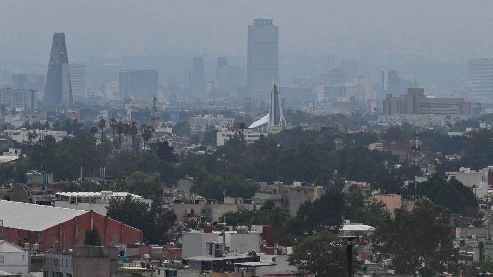 ESFUERZO. Los especialistas proponen desincentivar las actividades de plantas eléctricas que funcionan con combustibles fósiles, para mejorar los resultados. Foto: Yadín Xoolalpa