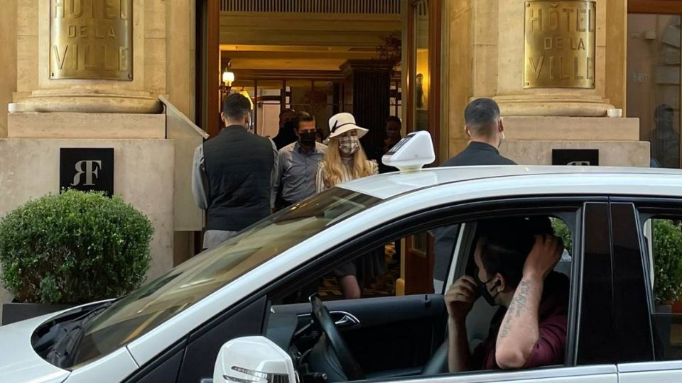 Peña Nieto y Tania Ruiz saliendo del hotel de lujo en Roma. Foto: Twitter