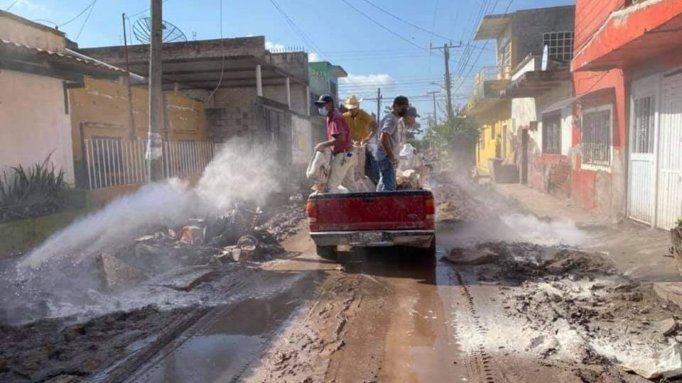 Autoridades y voluntarios continuan ofreciendo despensas.