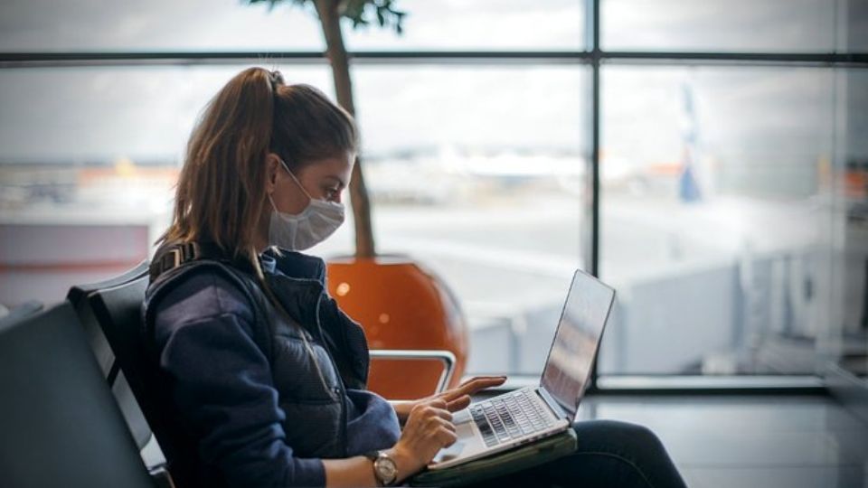 Todos los turistas deberán hacerse una prueba covid antes de viajar a EU (Foto: Twitter @SWFairport)