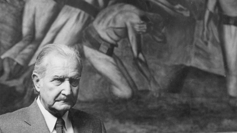 MIRADA. Paulina Lavista “Carlos Fuentes en la SEP frente a murales”, ca. 2004. Cortesía: Paulina Lavista.