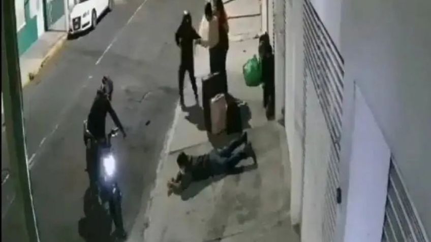 Robo en la Venustiano Carranza; ladrones obligan a tirarse al piso y se llevan sus maletas | VIDEO