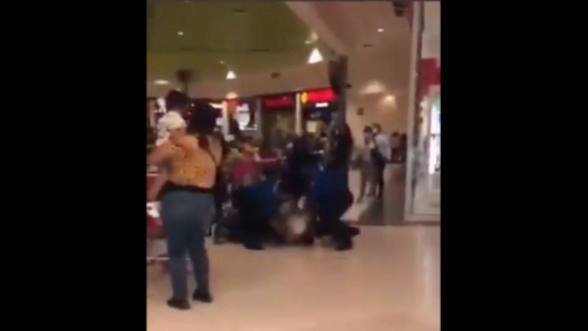 ¡Por una mesa! Dos familias se agarran a golpes en un centro comercial: VIDEO