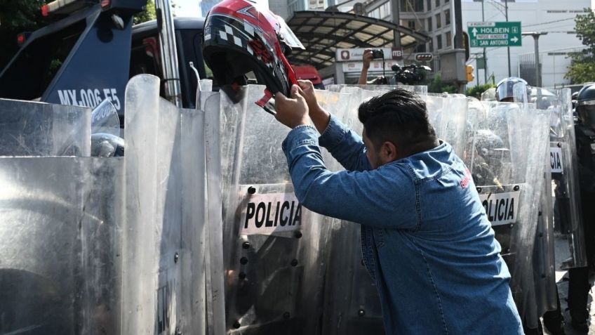 SCJN valida regulación de policías en manifestaciones