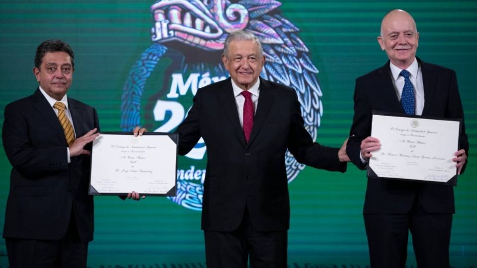 AMLO y el doctor Alcocer reconocieron a los médicos en la Mañanera. Foto: Presidencia