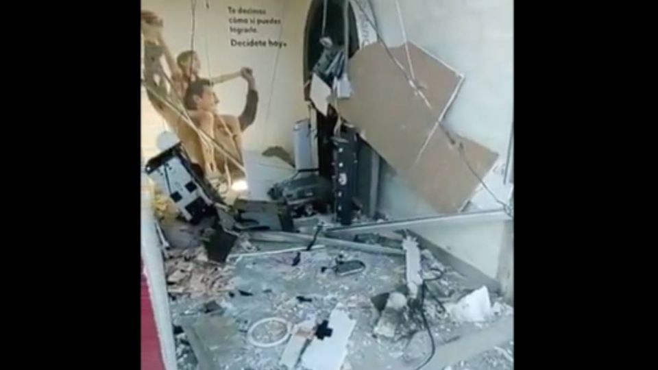 El cajero automático explotó dentro de una tienda departamental. Foto: Captura de pantalla