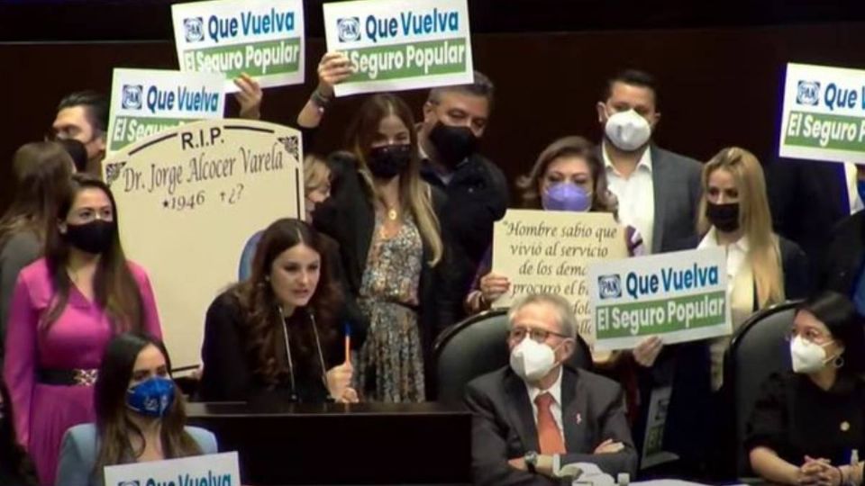 El secretario de Salud fue increpado por diputados panista en la Cámara baja. Foto: Especial