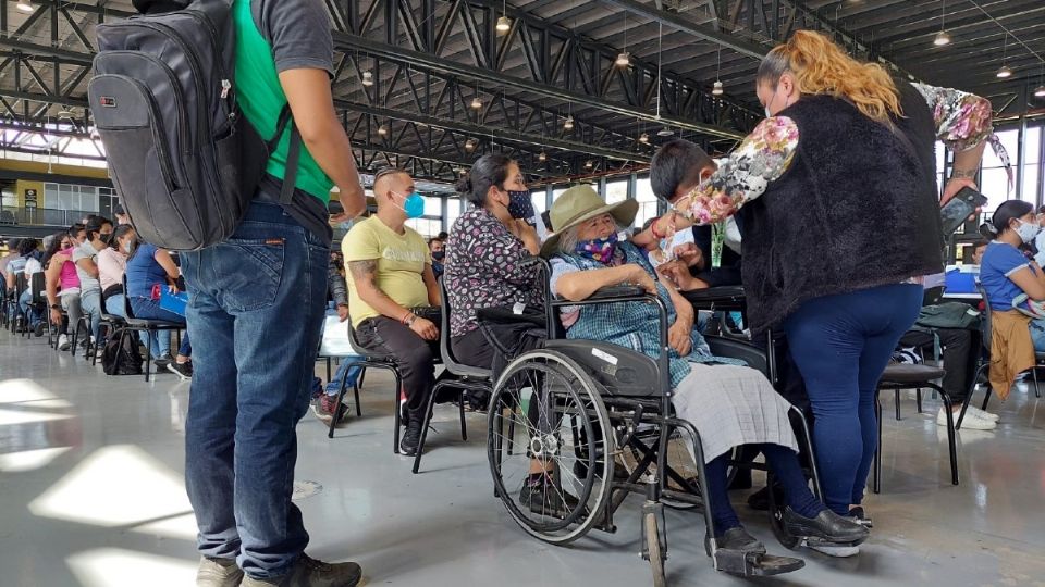 Personas de todas las edades acudieron a vacunarse, como doña Ignacia, de 80 años de edad. Foto: Gerardo Suárez