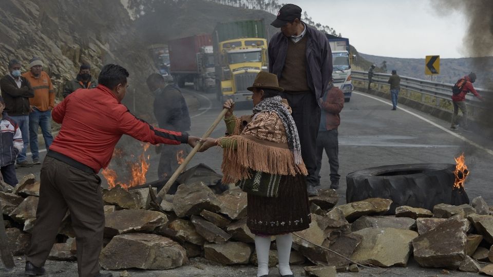 Con bloqueos en carreteras, manifestantes en Ecuador realizaron protestas contra Guillermo Lasso. Foto: AFP