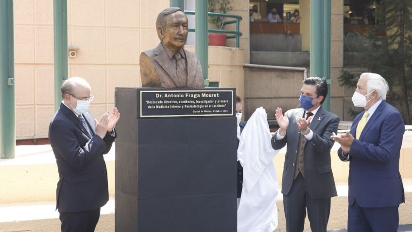 IMSS devela busto del doctor Antonio Fraga Mouret en la Plaza de las Médicas y Médicos Ilustres