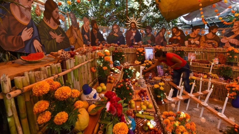 Los altares y las ofrendas forman parte de las tradiciones mexicanas más arraigadas. FOTO: Cuartoscuro