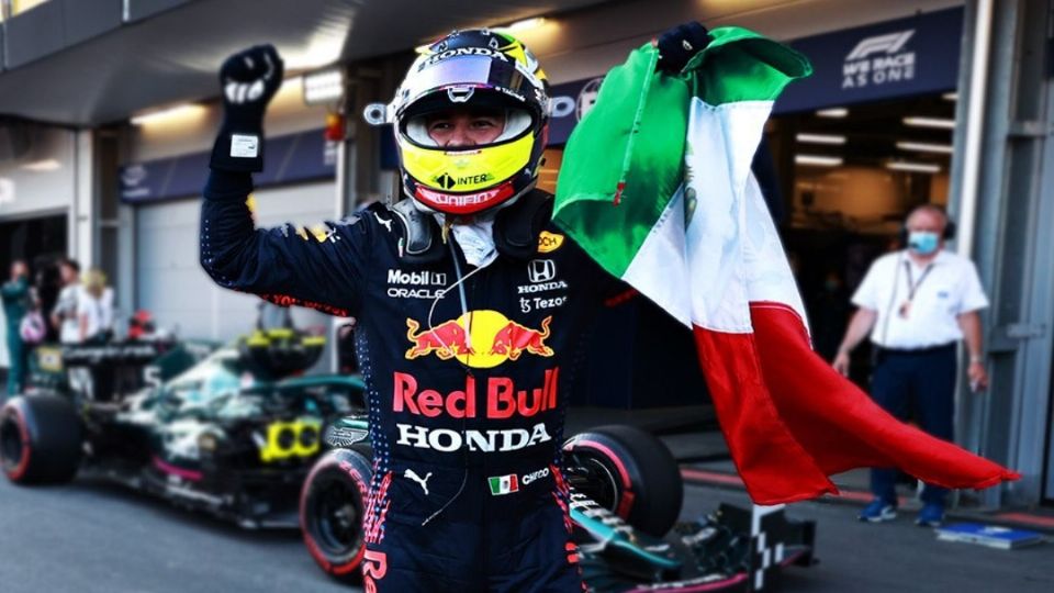 Checo Pérez celebra podio en Francia. Foto: @Scheco