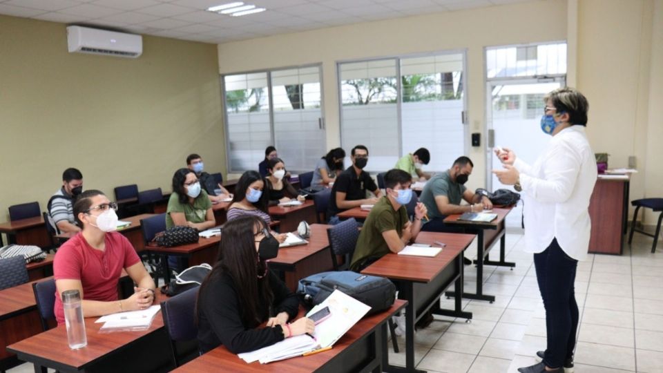 Estudiantes del estado de Sinaloa escuchan atentos a su profesor.