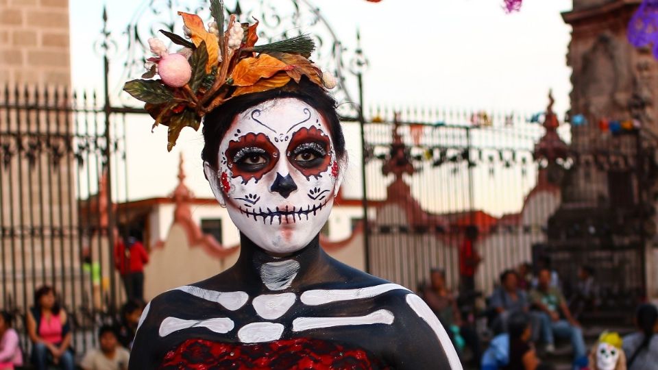 Las calaveritas son composiciones tradicionales fáciles de hacer y escribir mediante versos y rimas. Foto: Cuartoscuro