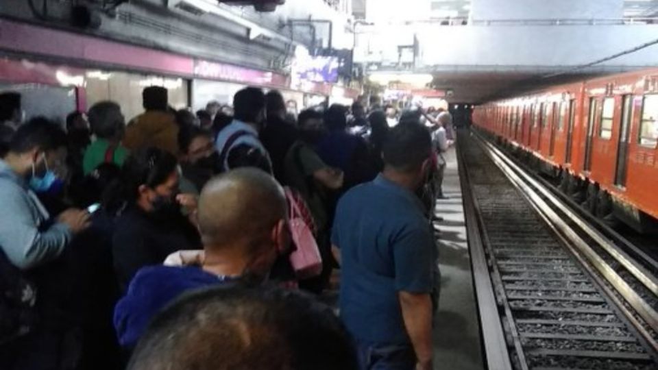 Las autoridades del Metro pidieron a los usuarios tomar previsiones (Foto: @Hugo_Mediina)