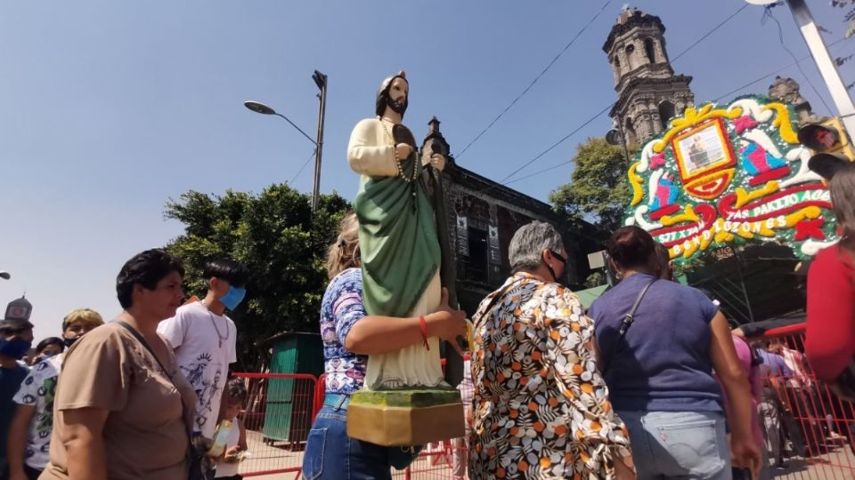 Horarios en la iglesia de San Hipólito para el Día de San Judas Tadeo. Foto: Cuartoscuro