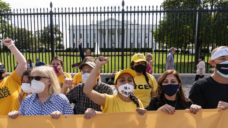 Los agentes ya no podrán detener a indocumentados en escuelas ni en hospitales. Foto: AP
