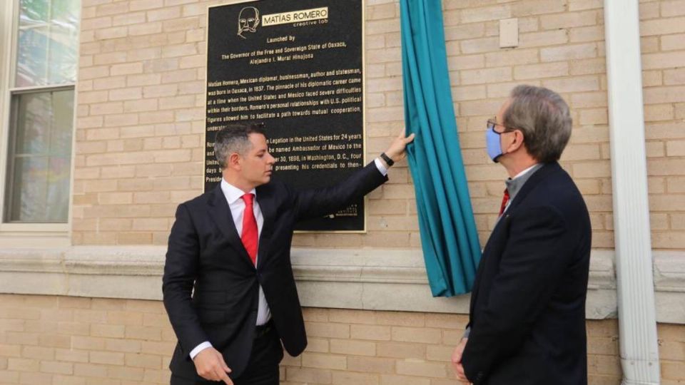 Alejandro Murat y Esteban Moctezuma develan en Washington DC centro creativo y busto (Foto: Especial)