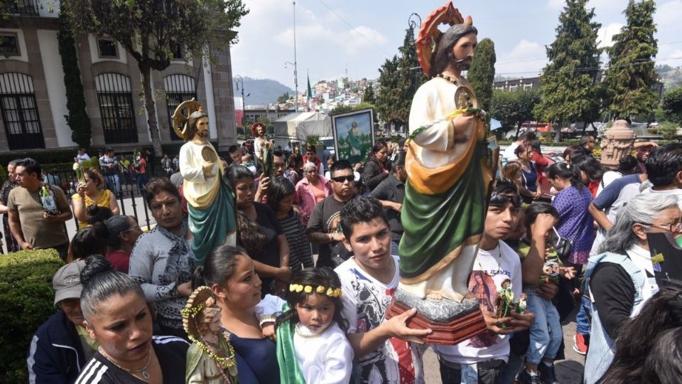 Cientos de feligreses se han congregado afuera de la iglesia de San Hipólito, en el cruce de Av. Hidalgo y Reforma. FOTO: Cuartoscuro